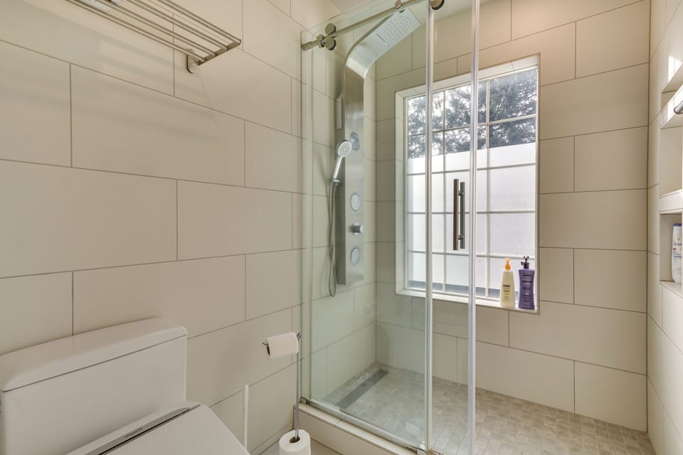 Lake Oswego Home w/ Deck 9 Mi to Downtown Portland Apartment in Lake Oswego