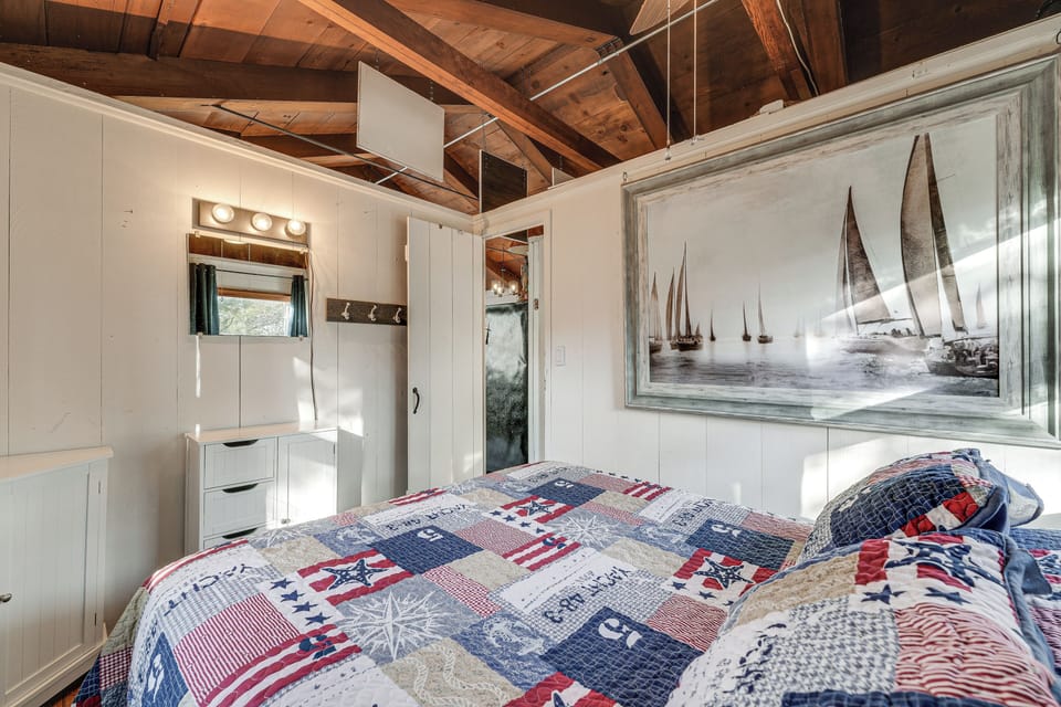 Inviting Cabin ~ 10 Mi to Silver Dollar City Cottage in Kimberling City