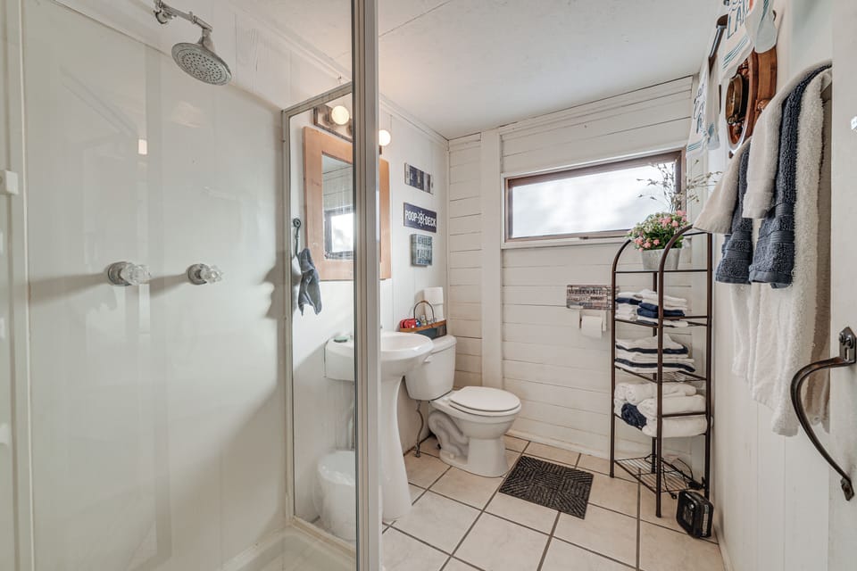 Inviting Cabin ~ 10 Mi to Silver Dollar City Cottage in Kimberling City