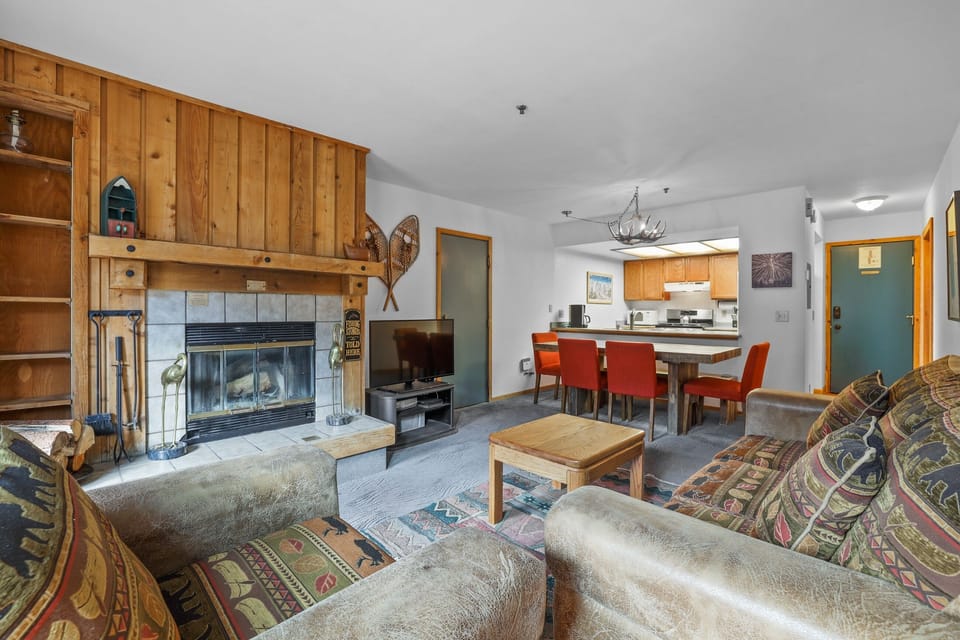 Condo, 2 Bedrooms | Living area