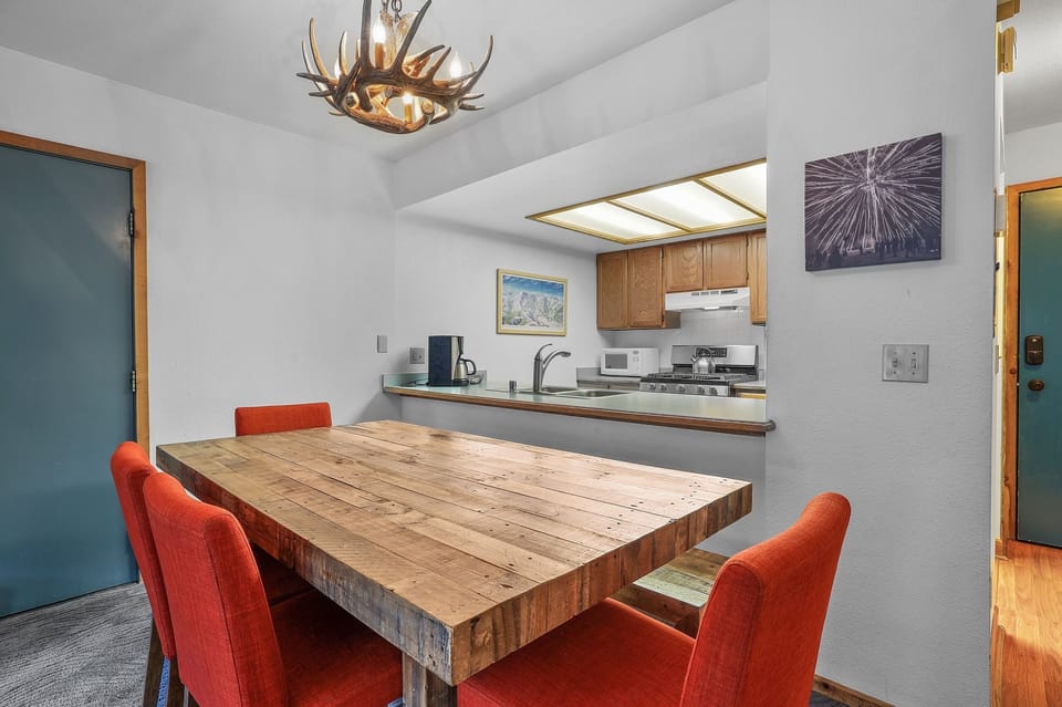 Condo, 2 Bedrooms | Dining
