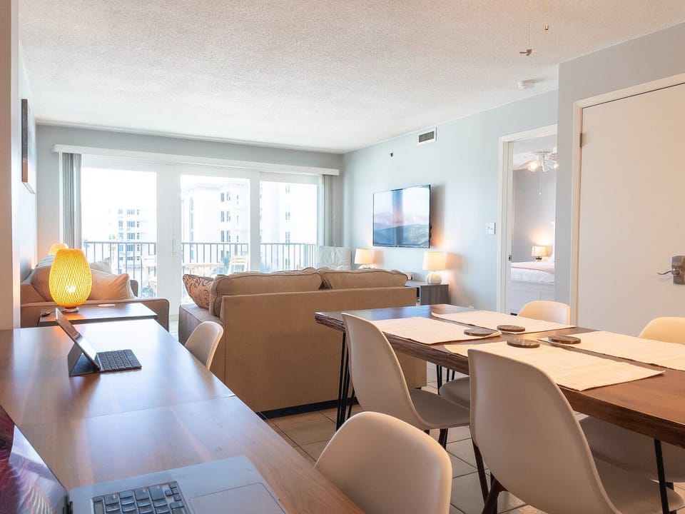 Sea Oats #508 Workspace and Dining Area