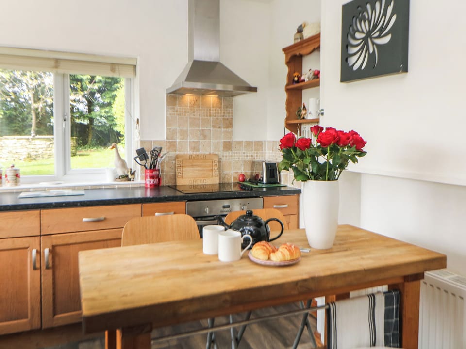 Cottage | Private kitchen | Fridge, dishwasher, cookware/dishes/utensils