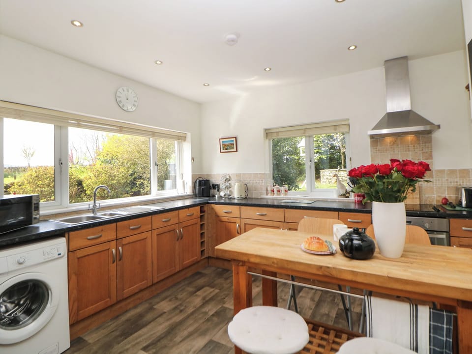 Cottage | Private kitchen | Fridge, dishwasher, cookware/dishes/utensils