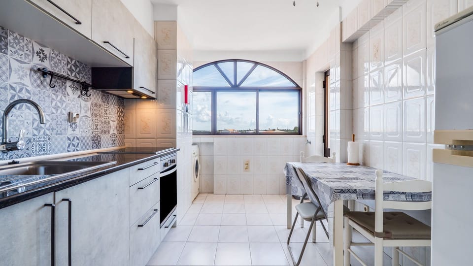 Fully equipped kitchen with natural light and a cozy dining area, ideal for relaxed breakfasts or home-cooked meals during your stay. #fullyequippedkitchen #homestyle #travelcomfort #kitchengoals