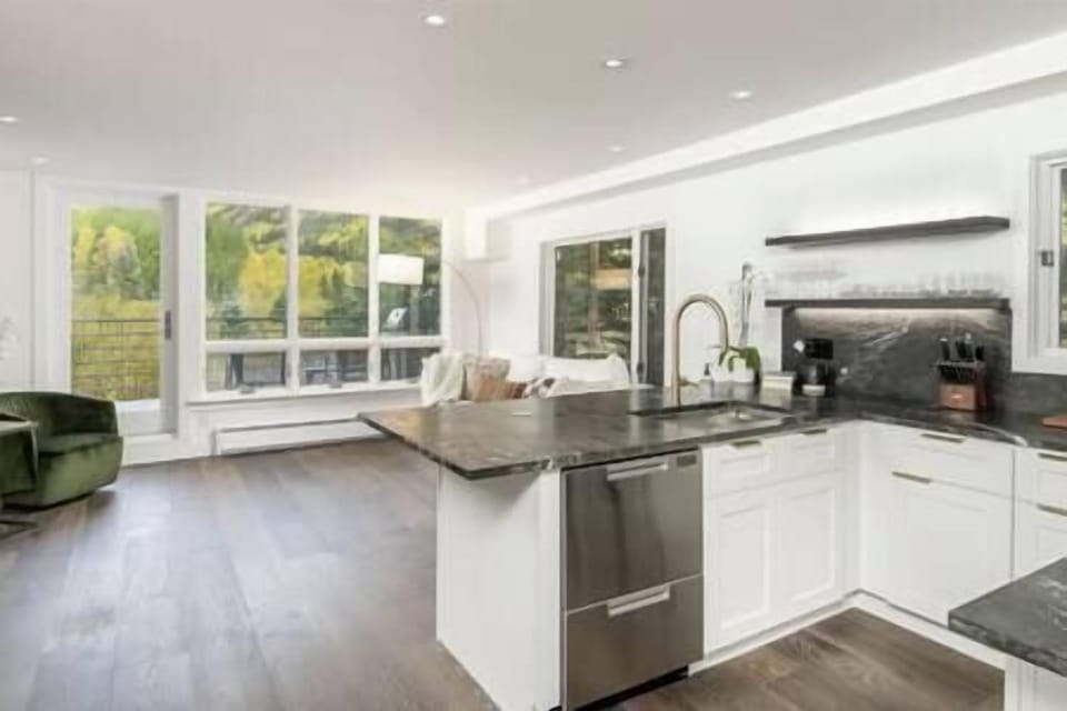 Full kitchen