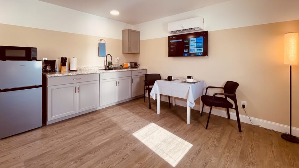 Basic Studio | Private kitchen | Dining tables