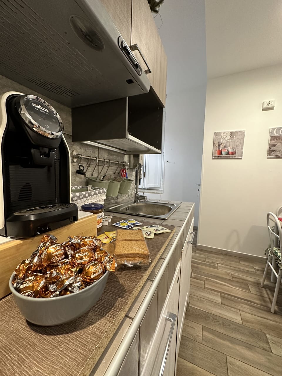 Shared fridge, microwave, griddle, cookware/dishes/utensils