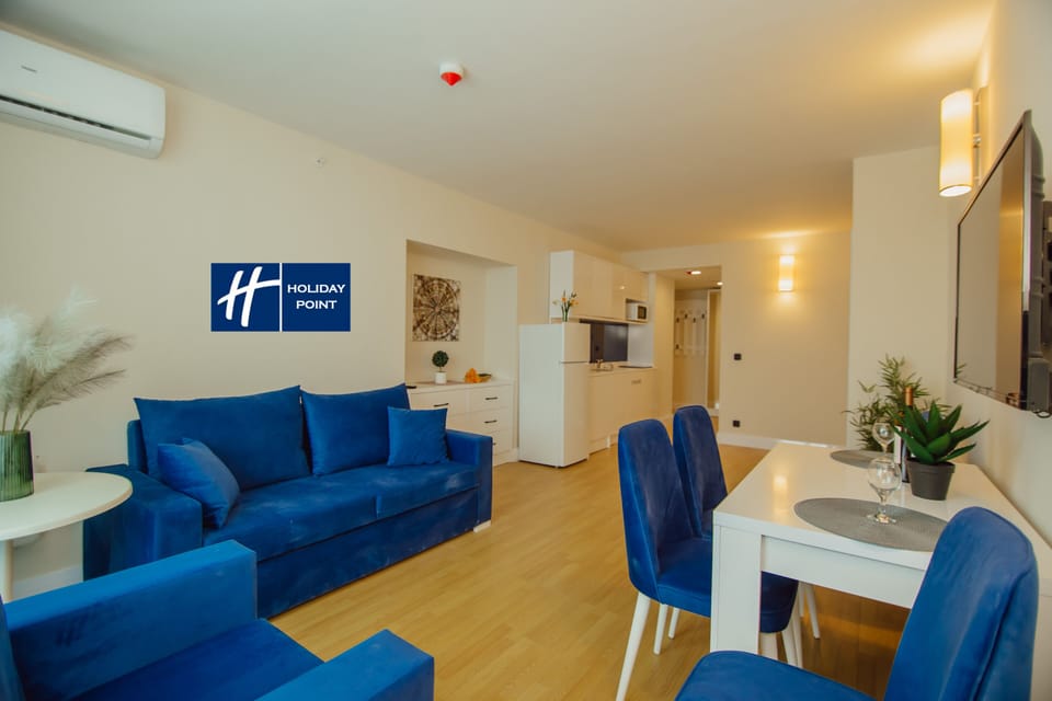 Panoramic Suite with 2 Bedrooms | Living area | 102-cm Smart TV with digital channels