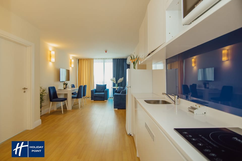 Panoramic Suite with 2 Bedrooms | Living area | 102-cm Smart TV with digital channels