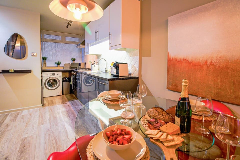 Fully equipped kitchen & open floor dining area