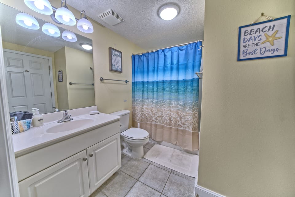 2nd Bathroom tub and shower