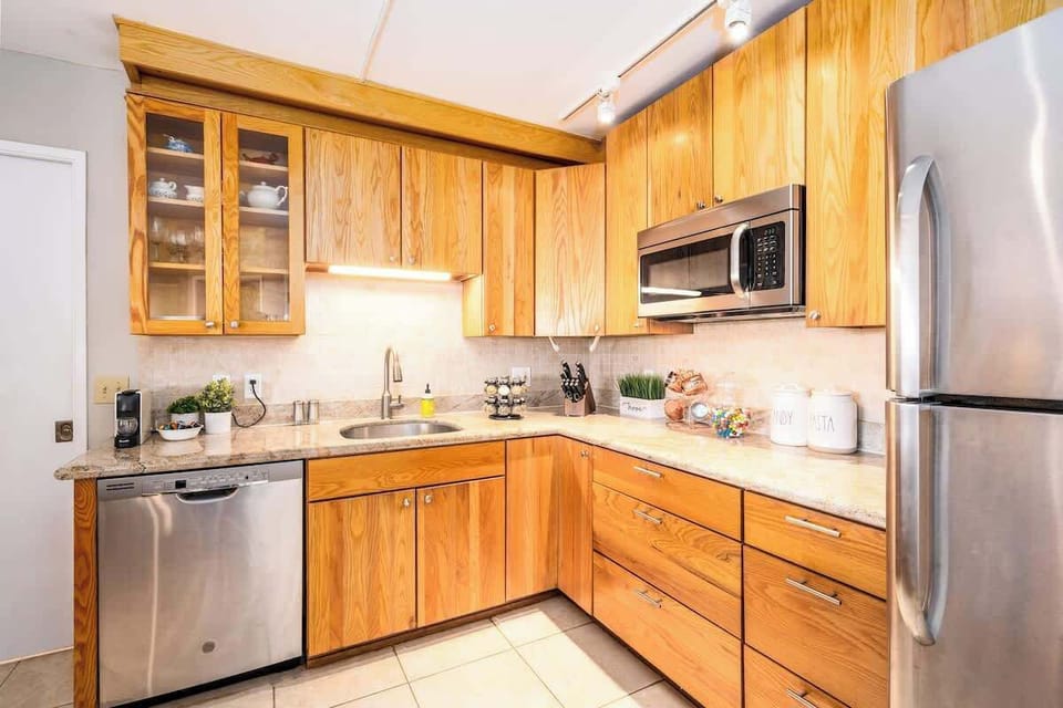 Enjoy a cozy stay with modern amenities and stunning views at 'The Maui Banyan' resort