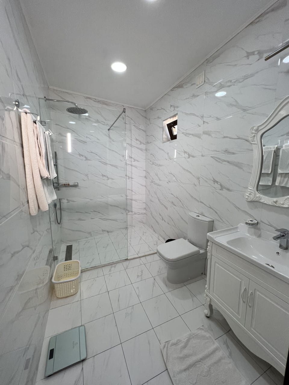 Luxury Suite | Bathroom | Shower, free toiletries, hair dryer, bathrobes