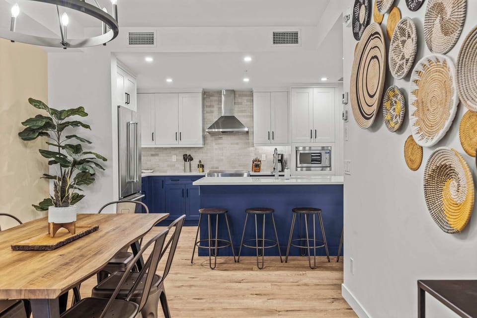 Dining table / Kitchen