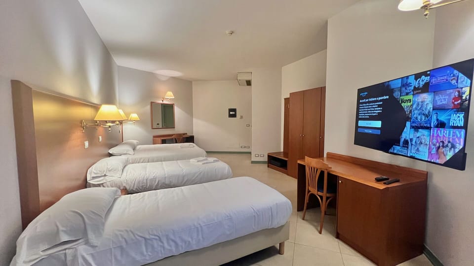 Deluxe Room | In-room safe, desk, laptop workspace, free cribs/infant beds