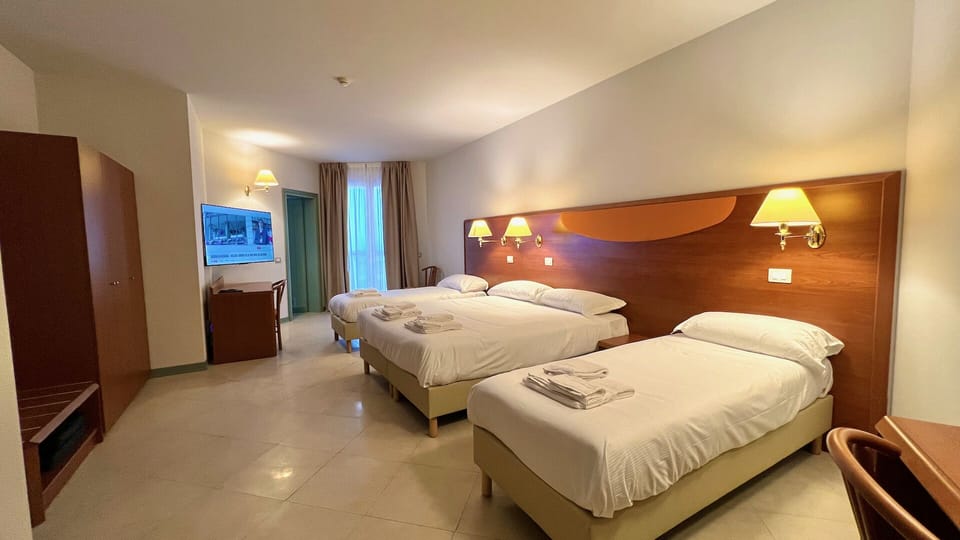 Deluxe Room | In-room safe, desk, laptop workspace, free cribs/infant beds