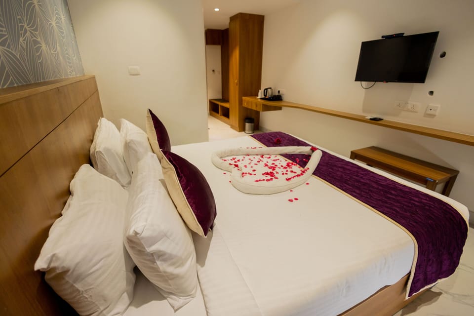 Deluxe Room, 1 King Bed | 1 bedroom, WiFi (free), bed sheets