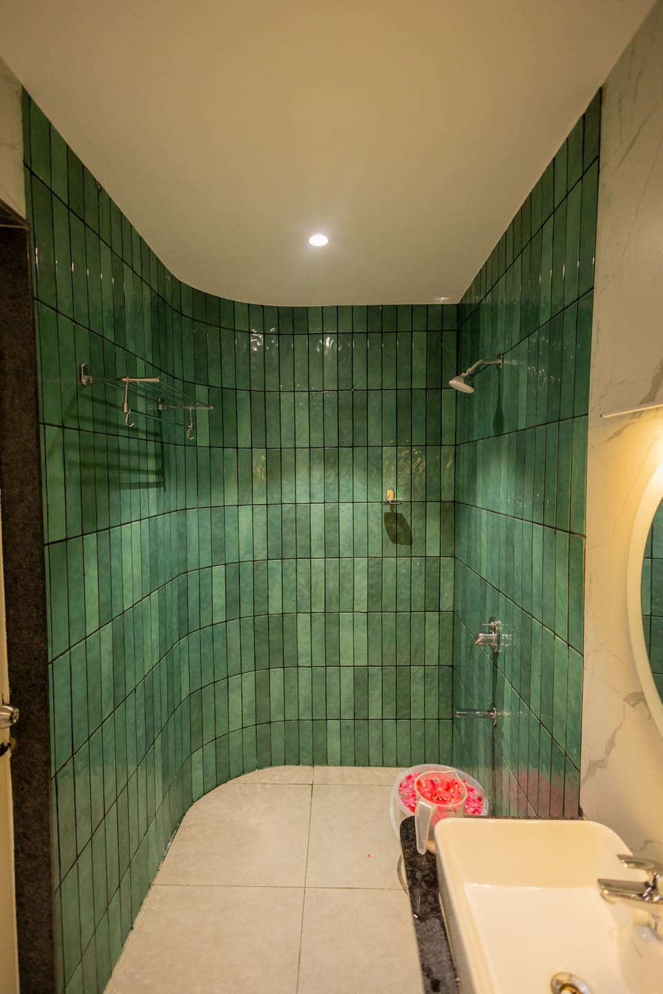 Deluxe Room, 1 King Bed | Bathroom | Combined shower/tub, towels