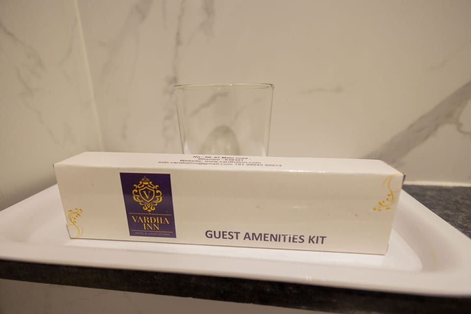 Deluxe Room, 1 King Bed | Bathroom amenities | Combined shower/tub, towels