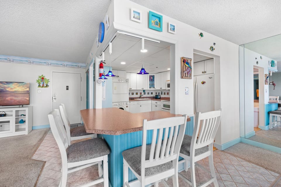 Grab a quick bite to eat at this Breakfast Bar before hitting the Beach!