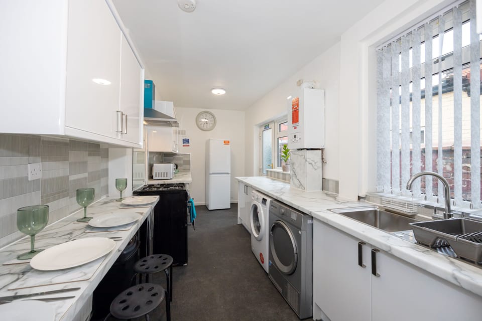House | Private kitchen | Fridge, microwave, oven, stovetop
