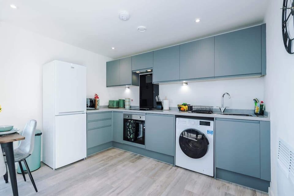 The fully equipped kitchen benefits from all the essentials for a short or long stay in Liverpool.