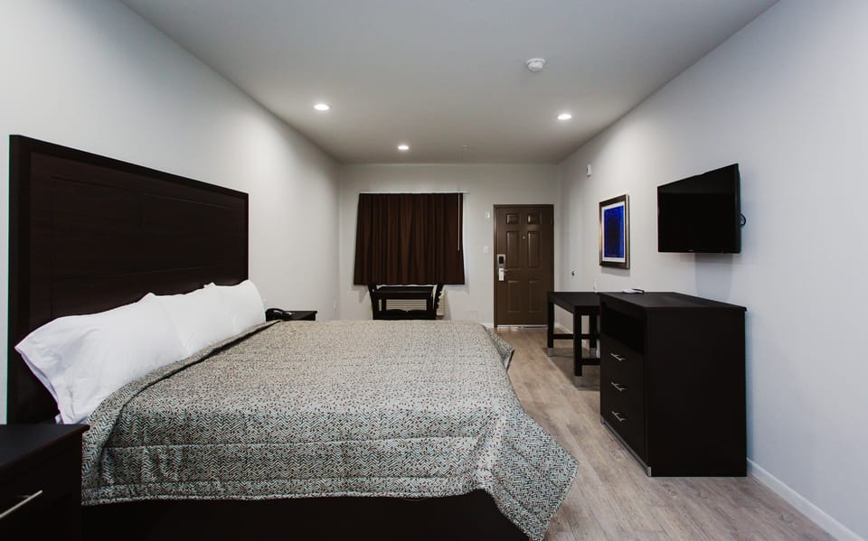 Room | Desk, iron/ironing board, free WiFi, bed sheets