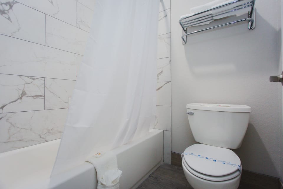 Combined shower/tub, towels, soap, shampoo