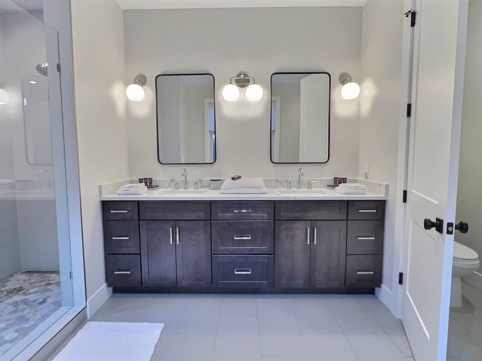 Primary bath with wet room and WC