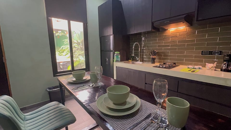 Traditional Studio, 1 King Bed | Private kitchen | Reusable coffee/tea filters