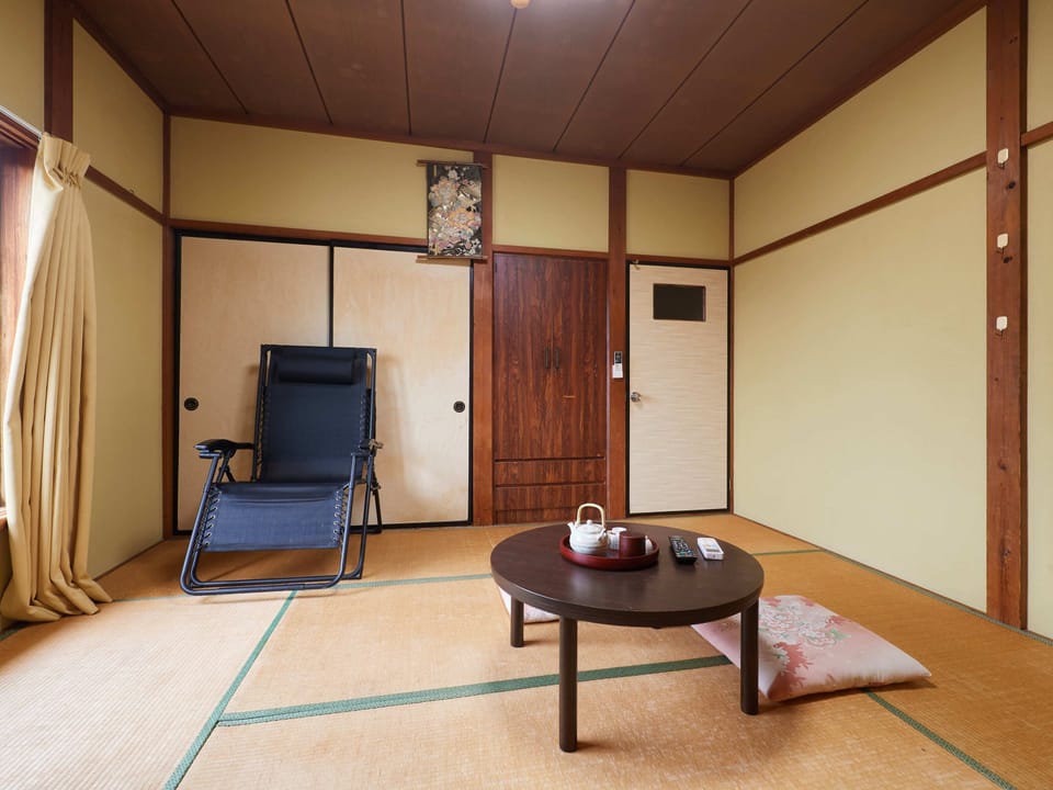 Traditional Quadruple Room, Smoking, Shared Bathroom | Desk, free WiFi
