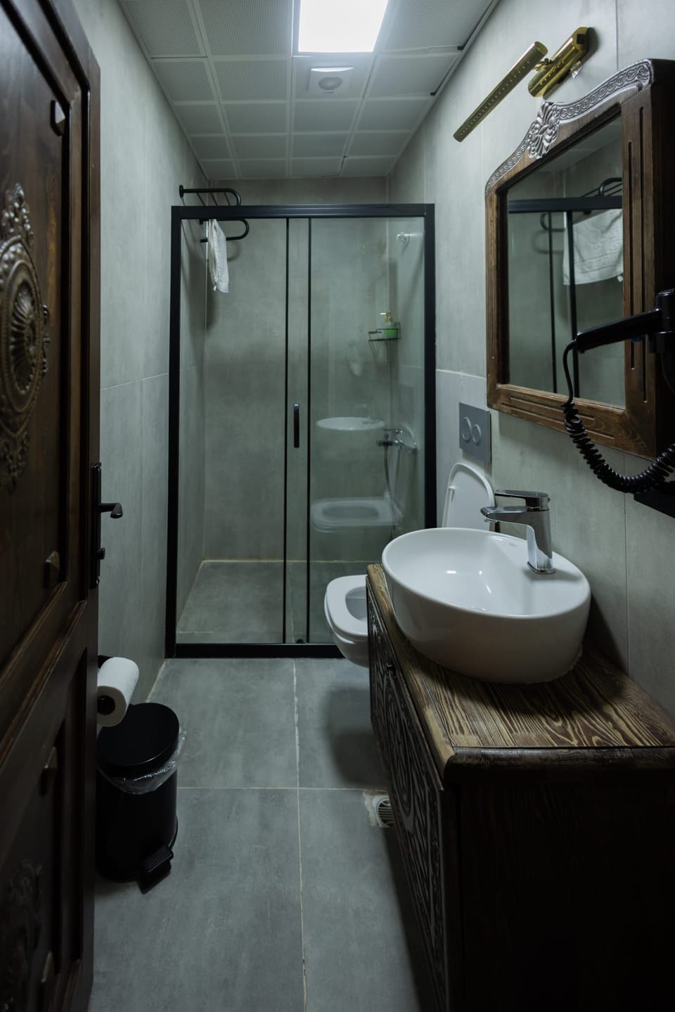 Standard Room, 1 Queen Bed | Bathroom | Slippers, towels