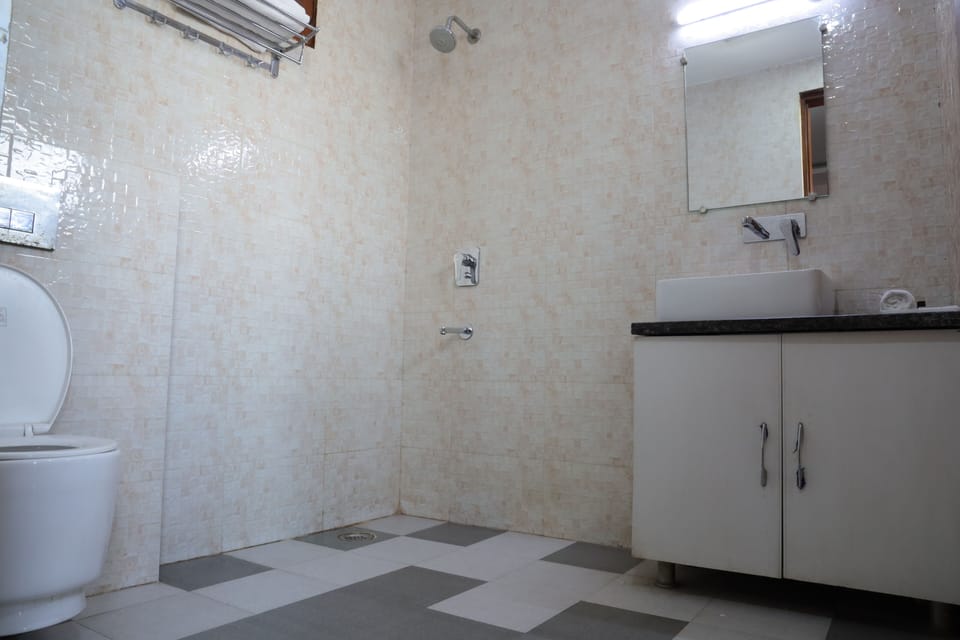 Shower, free toiletries, bidet, towels