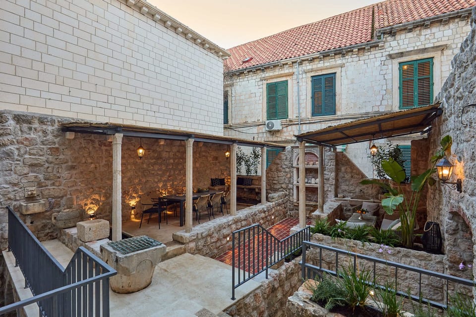 Villa (5 Bedrooms) | Balcony