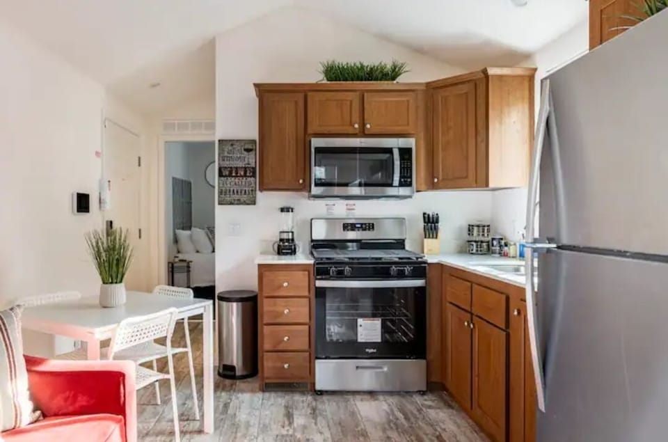 Full size appliances in the Kitchen! 