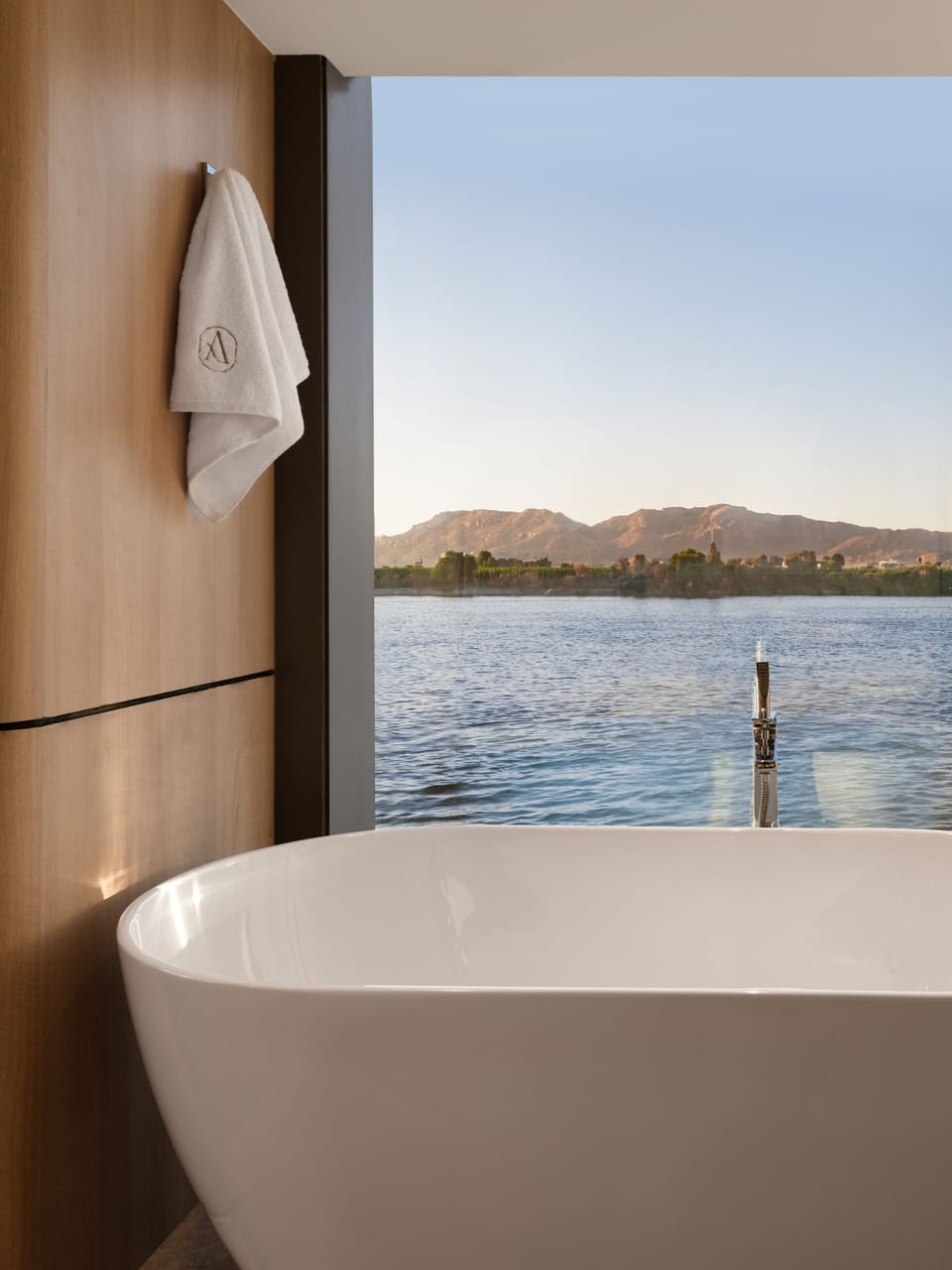 Royal Suite | Bathroom | Shower, free toiletries, hair dryer, bathrobes