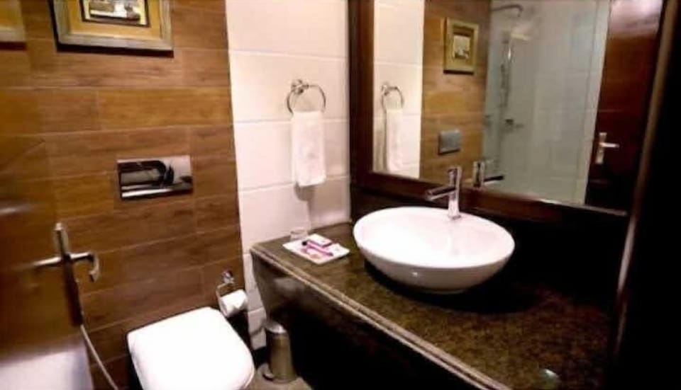 Deluxe Room | Bathroom | Towels