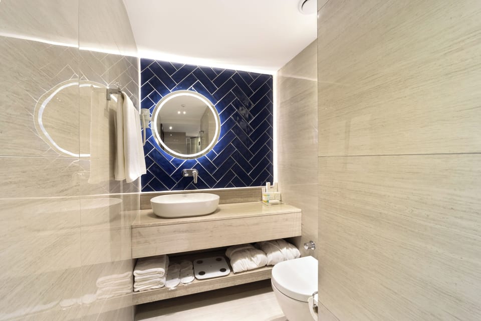 Penthouse Suite | Bathroom | Shower, free toiletries, hair dryer, bathrobes