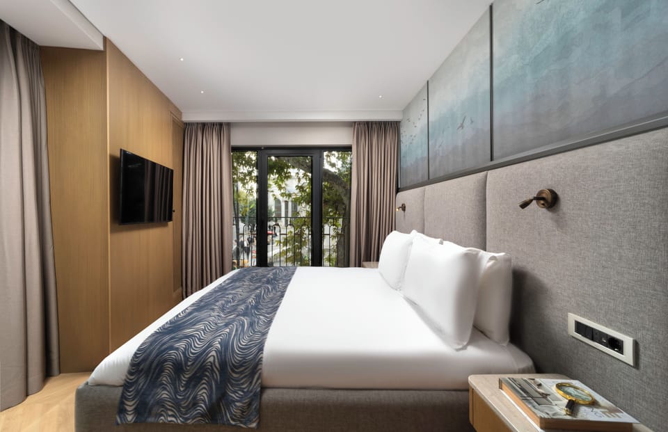 Corner Suite | Premium bedding, minibar, in-room safe, laptop workspace