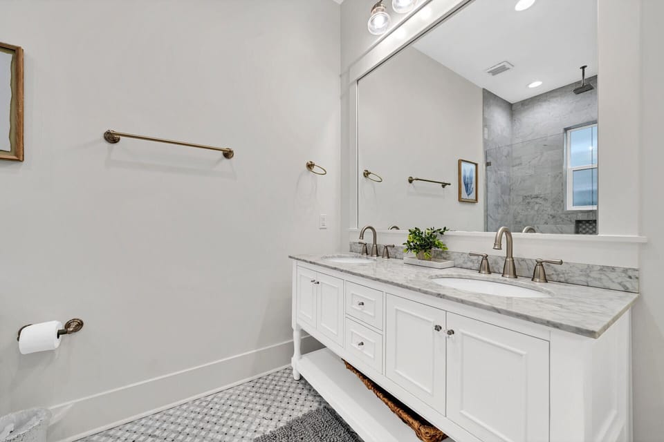 Downstairs Master Ensuite Bath