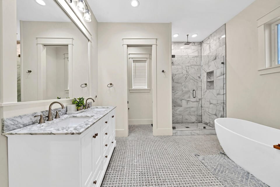 Upstairs Master Ensuite Bath