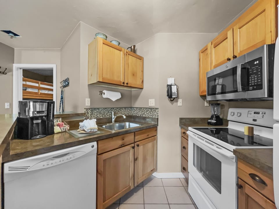 Studio | Private kitchen | Coffee/tea maker, fridge, oven, toaster