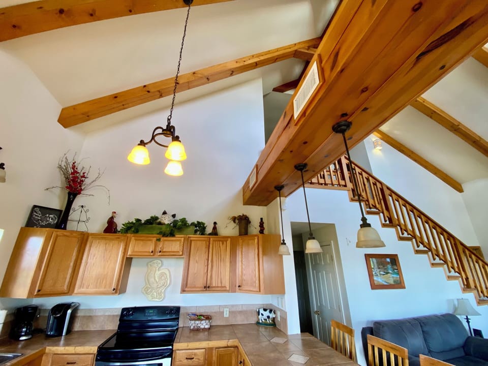 Canyon View - Massive beams across the ceiling.