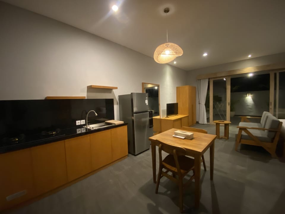 Full-size fridge, microwave, oven, stovetop