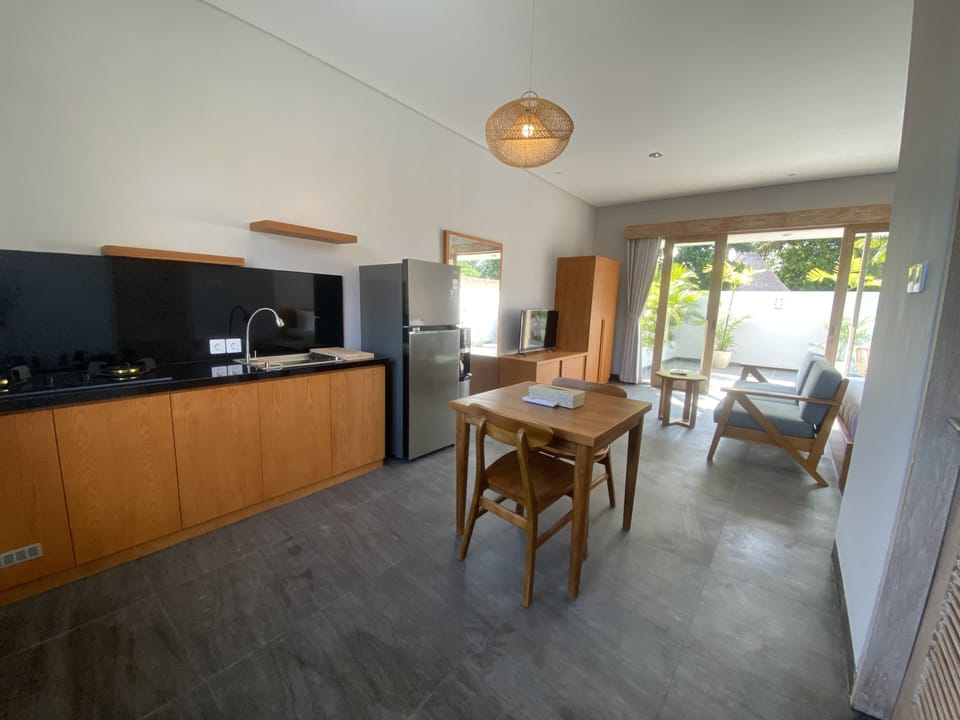 Full-size fridge, microwave, oven, stovetop