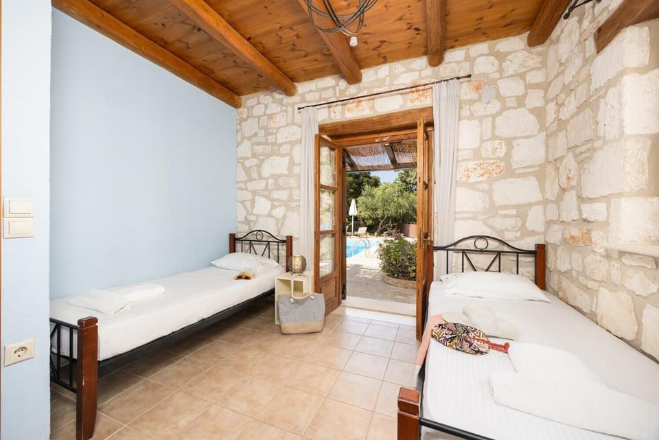 Twin bedroom with A/C