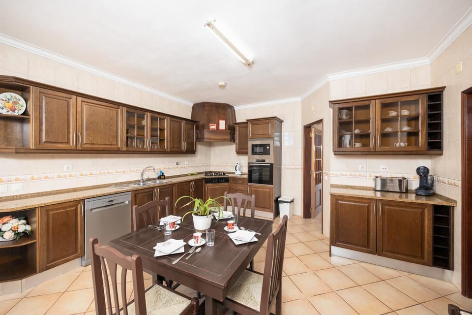 Equipped kitchen with dining area