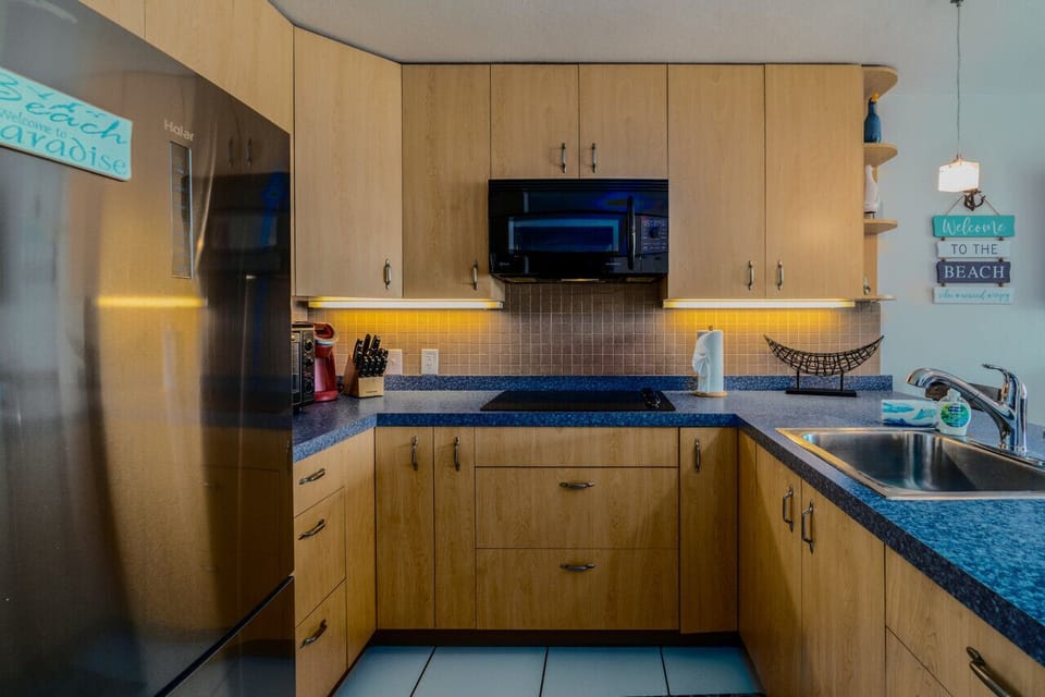 The well-appointed full kitchen - plenty of space!