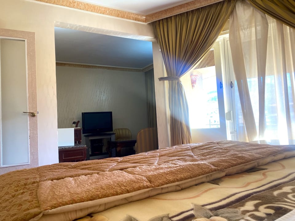 Suite | Minibar, in-room safe, desk, blackout drapes